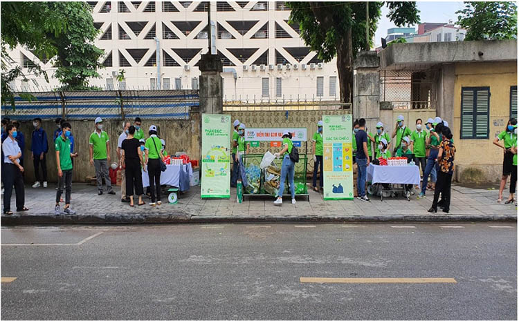 Hoạt động thu rác - đổi quà trên địa bàn Thành phố Hà Nội