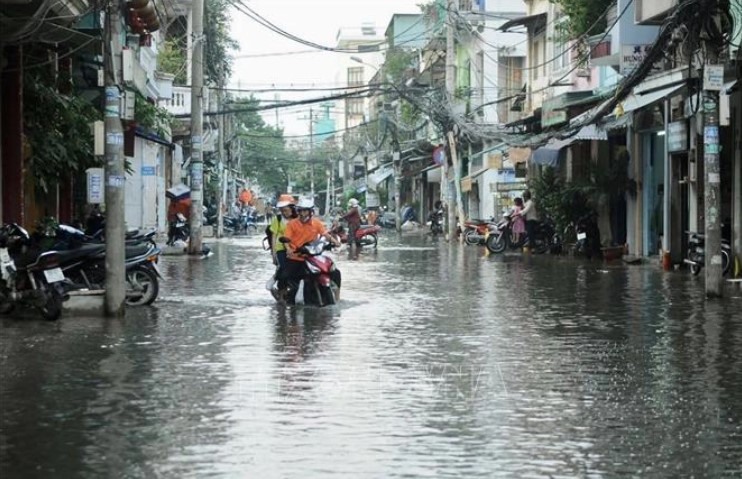 Thành phố Hồ Chí Minh: triều cường tiếp tục ở mức vượt báo động III - 1