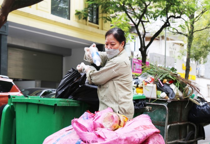 Nữ 'phu rác' 67 tuổi ở Hà Nội - 5