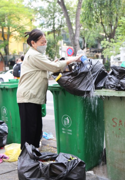 Nữ 'phu rác' 67 tuổi ở Hà Nội - 8