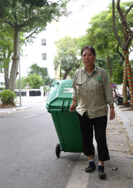 Nữ 'phu rác' 67 tuổi ở Hà Nội - 9