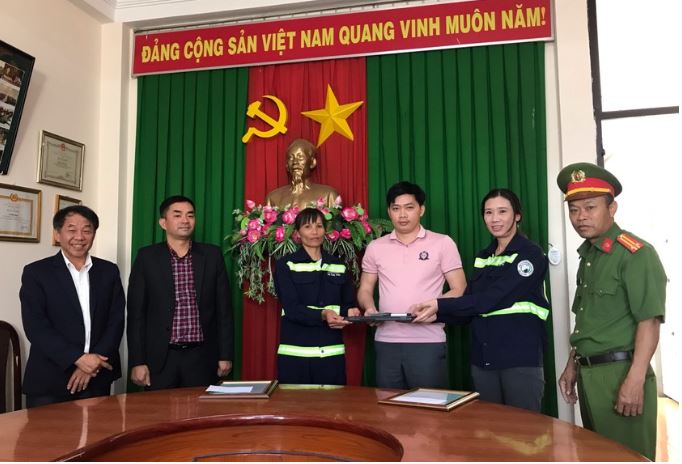 Hai nữ nhân viên môi trường trả lại tài sản cho anh Võ Thanh Vương