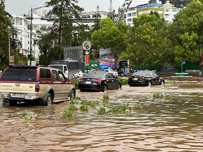 Đường phố Đà Lạt ngập sâu sau cơn mưa lớn hồi tháng 7/2023