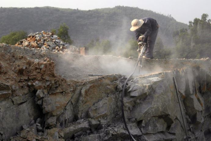 Lĩnh vực khai thác, chế biến đá và sản xuất vật liệu xây dựng gây ô nhiễm bụi chứa silic
