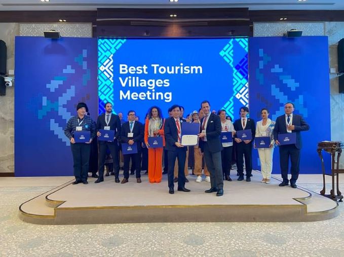 Chủ tịch xã Tân Hóa đại diện nhận giấy chứng nhận làng du lịch tốt nhất thế giới 2023