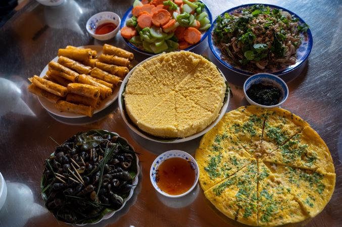 Khi khách du lịch tới với Tân Hóa sẽ được thưởng thức những món ăn đặc sản ngay tại nhà dân và được chính chủ nhà vào bếp để phục vụ.