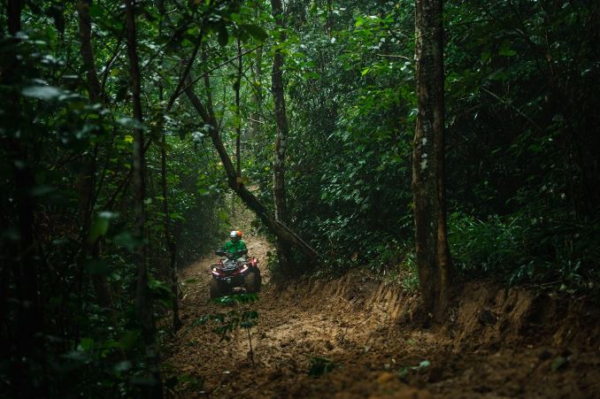 Trò chơi đua xe địa hình ATV trong rừng lim nguyên sinh tạo cho du khách được thỏa mình với thiên nhiên cùng cảm giác phiêu lưu và mạo hiểm bởi địa hình đồi núi hiểm trở.