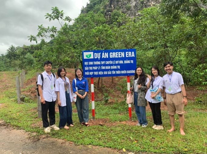 Hoạt động trồng cây xanh thuộc dự án Green Era, do nhóm học sinh Trường THPT chuyên Lê Quý Đôn phối hợp Ban quản lý Khu bảo tồn thiên nhiên Đakrông thực hiện