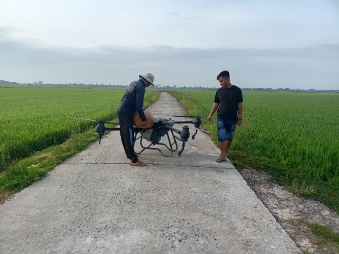 HTX Cây Trôm sử dụng drone (máy bay không người lái) để phun thuốc bảo vệ thực vật cho lúa