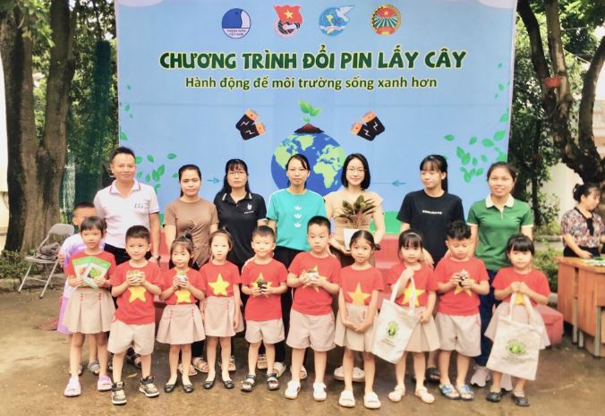 Đồng đảo em nhỏ tham gia chương trình đổi pin lấy cây tại xã Phù Lỗ (huyện Sóc Sơn, TP Hà Nội).