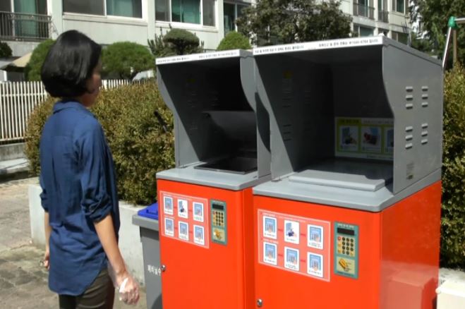 Thùng rác tự động hóa có chức năng cân rác và máy quét nhận diện (RFID) được lắp đặt phổ biến ở Thủ đô Seoul, Hàn Quốc