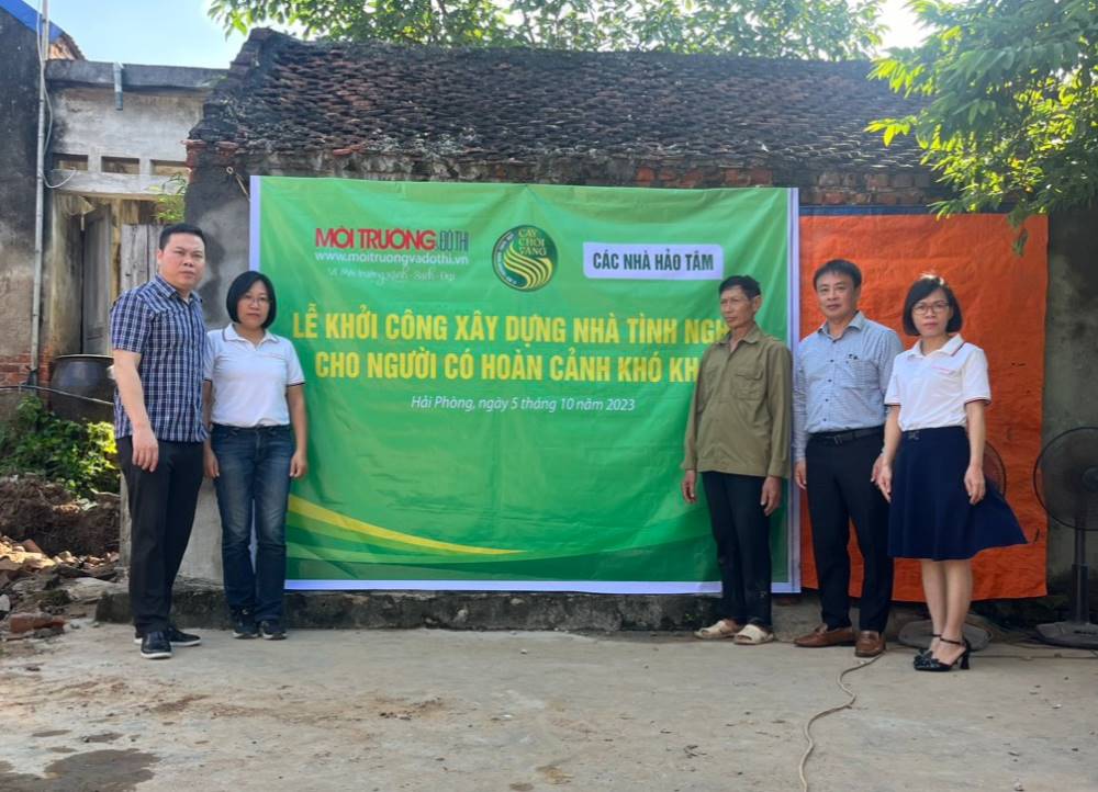 Ông Phạm Văn Vẽ cùng các phóng viên Tạp chí Môi trường và Đô thị Việt Nam