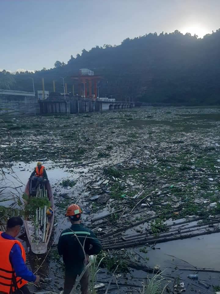 Công nhân vệ sinh môi trường của Công ty dọn rác sau bão