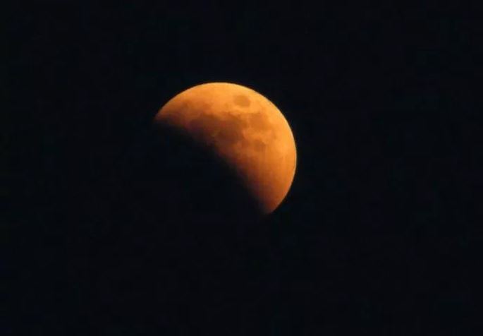 Trong Nguyệt thực một phần, Mặt trăng sẽ đi qua bóng Trái đất và trở nên tối hơn bình thường