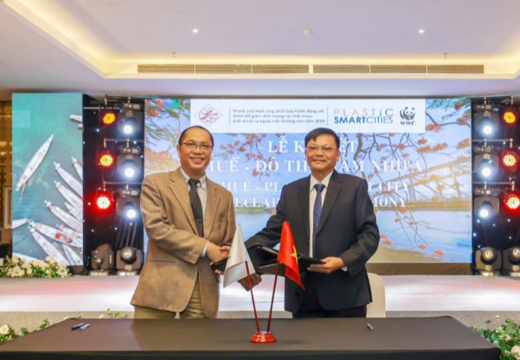 Đại diện UBND TP. Huế và WWF - Việt Nam ký cam kết đưa Huế trở thành Đô thị Giảm Nhựa tại Hội thảo khởi động dự án 
