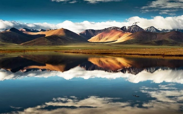 Một hồ nước trên Cao nguyên Tây Tạng
