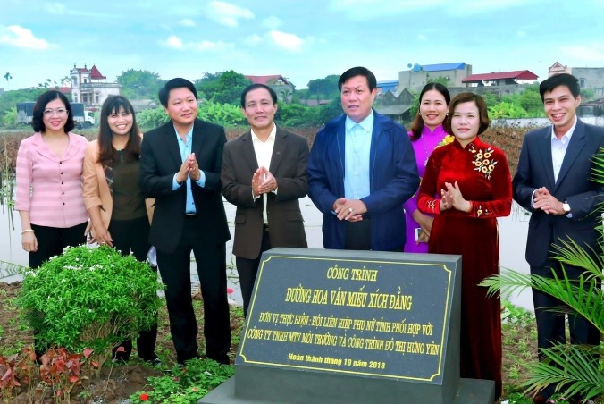 Lãnh đạo tỉnh Hưng Yên và các ban ngành tỉnh Hưng Yên bàn giao công trình đường hoa cho UBND Phường Lam Sơn tháng 10 năm 2018 -1