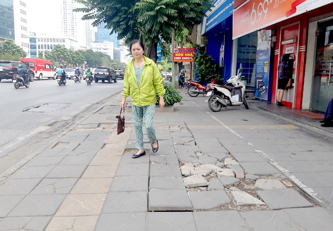 Vỉa hè trên đường Nguyễn Chí Thanh có nhiều đoạn xuống cấp, gây mất mỹ quan nên hiện đang phải đào lên làm lại