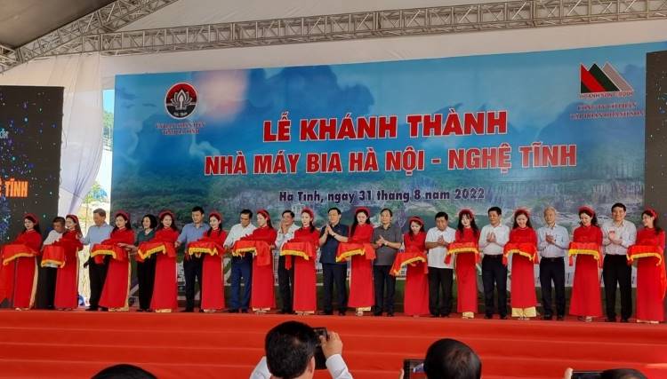Chủ tịch Quốc hội Vương Đình Huệ cùng các đồng chí lãnh đạo các cơ quan Trung ương, lãnh đạo tỉnh Hà Tĩnh và đại diện doanh nghiệp cắt băng khánh thành Nhà máy Bia Hà Nội - Nghệ Tĩnh