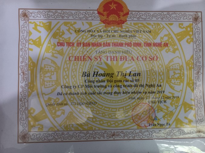 Chị Hoàng Thị Lan được Chủ tịch UBND TP Vinh tặng danh hiệu Chiến sỹ thi đua cơ sở vì đã có thành tích xuất sắc trong thực hiện nhiệm vụ