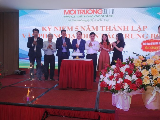 Ban Lãnh đạo Tạp chí Môi trường và Đô thị Việt Nam, ông Nguyễn Bá Hảo - Phó giám đốc Sở TTTT tỉnh Nghệ An cùng chung vui trong dịp lễ 5 năm thành lập văn phòng