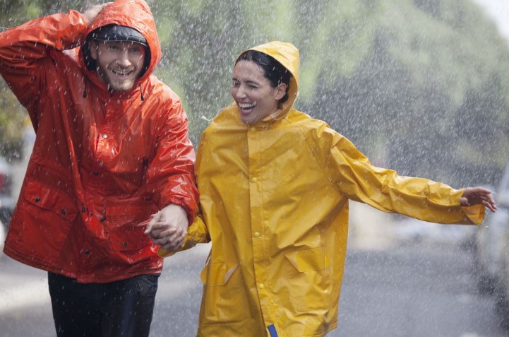 Đi bộ dưới mưa có lợi cho sức khoẻ