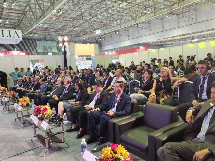Đại biểu tham dự Lễ khai mạc Triển lãm - Hội thảo quốc tế ProPak Vietnam 2022 và Vietwater 2022