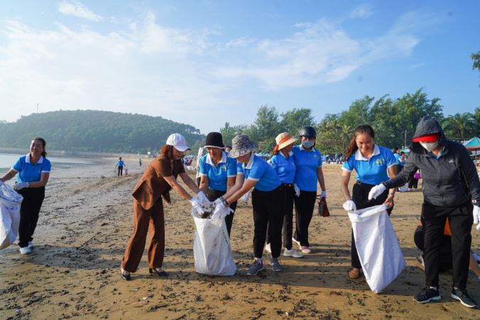 Các thành viên của Hội tham gia làm sạch bờ, bãi biển, trồng, chăm sóc bảo vệ cây xanh, bảo vệ các nguồn nước sạch