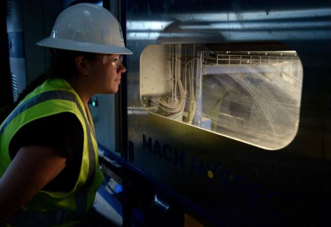 Nhân viên giám sát hoạt động của máy phân loại quang học có trang bị AI tại Trung tâm tái chế hạt Boulder ở bang Colorado, Mỹ