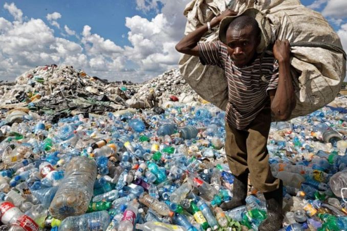 Một người đàn ông nhặt rác nhựa ở một bãi rác gần khu ổ chuột Dandora của Nairobi, Kenya. Ảnh: AP