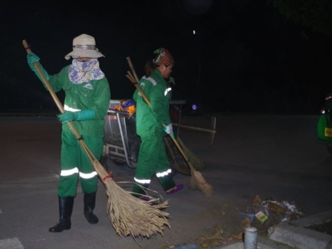 Đi làm ca đêm là đặc thù nghề nghiệp của các công nhân môi trường.