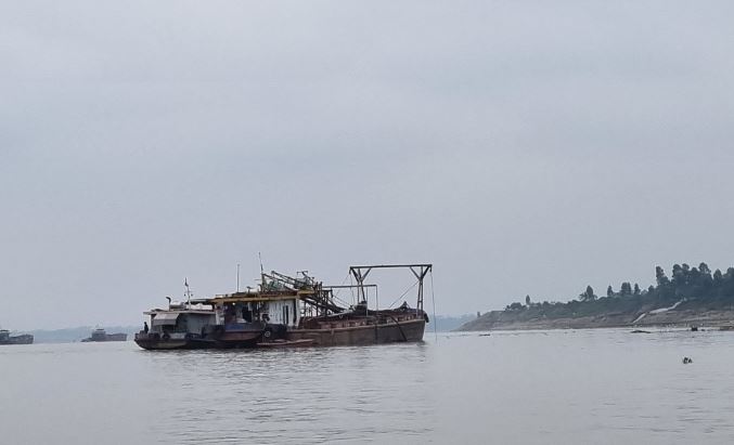 Tàu cát được cho là có dấu hiệu vi phạm đang khai thác trên địa bàn xã Cổ Đô, huyện Ba Vì