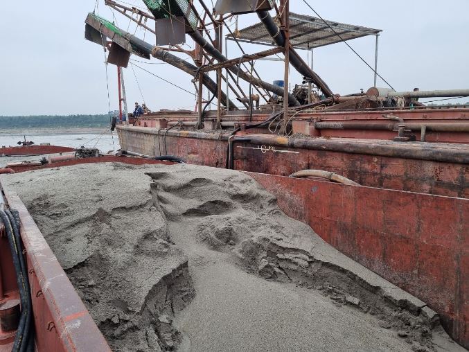 Khoảng 200m3 cát đã được khai thác lên khoang tàu.