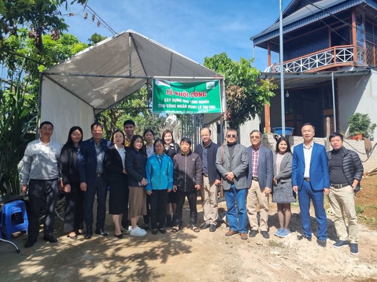 Các đại biểu tham dự Lễ khởi công xây dựng nhà tình nghĩa cho công nhân vệ sinh môi trường Lê Thị Thu tại thị trấn Mộc Châu, huyện Mộc Châu, tỉnh Sơn La