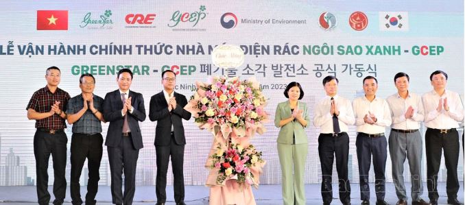 Lãnh đạo tỉnh Bắc Ninh tặng hoa chúc mừng Nhà máy