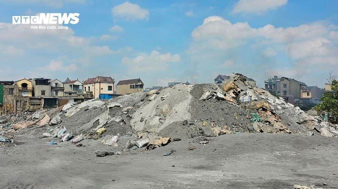 Những đống xỉ thải ngày càng lớn, càng nhiều ở Văn Môn