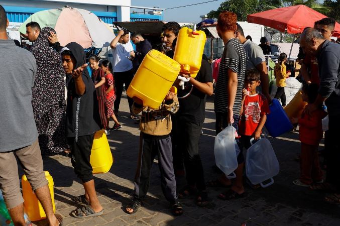 Người Palestine xếp hàng lấy nước tại một trung tâm do Liên Hợp Quốc điều hành ở Khan Younis