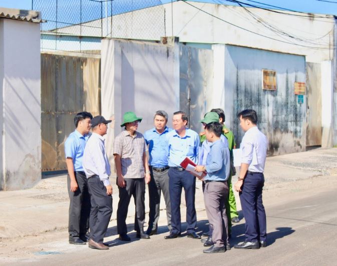 Phó Chủ tịch UBND tỉnh Nguyễn Hồng Hải (thứ 3từ trái qua) và đoàn công tác kiểm tra tại CCN Phú Hài
