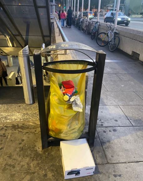 Một thùng rác trên đường phố tại Geneva, Thụy Sĩ đầy vỏ chai nhựa. 