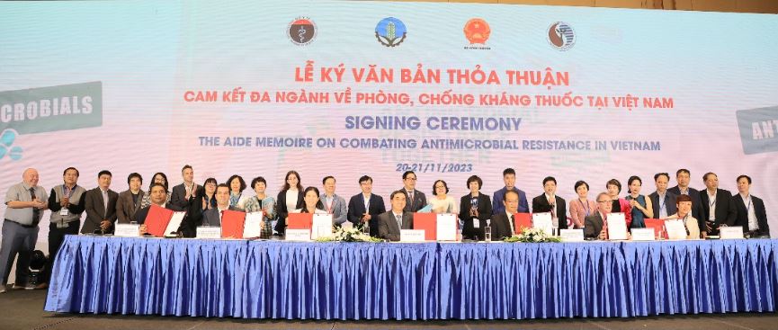 Các Bộ và các đối tác phát triển ký kết thỏa thuận đa ngành về phòng chống kháng thuốc tại Việt Nam.