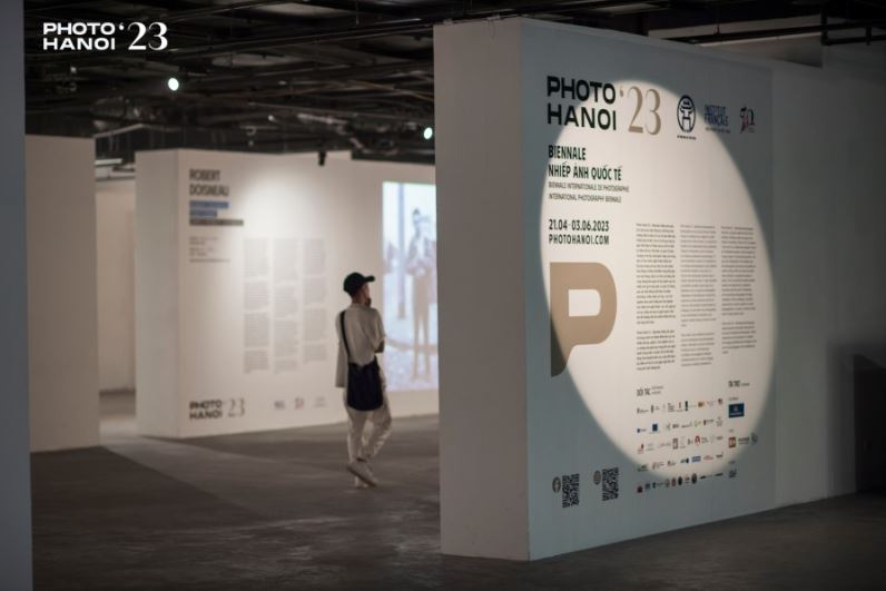 Khách tham quan triển lãm trong khuôn khổ Photo Hanoi'23, một liên hoan nhiếp ảnh quốc tế gây tiếng vang trong năm 2023 tại Thủ đô.