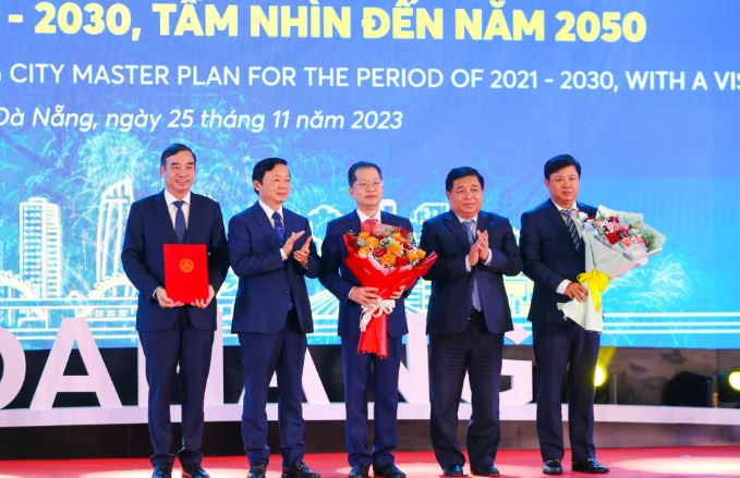 Phó Thủ tướng Chính phủ Trần Hồng Hà (thứ 2 từ trái sang), Bộ trưởng Bộ Kế hoạch và Đầu tư Nguyễn Chí Dũng (thứ 2 từ phải sang) trao quyết định của Thủ tướng Chính phủ về phê duyệt Quy hoạch TP Đà Nẵng thời kỳ 2021 - 2030, tầm nhìn đến năm 2050 cho lãnh đạo thành phố