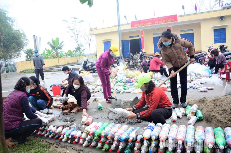 Phụ nữ phường An Tường (TP Tuyên Quang) thu gom chai, lọ nhựa, túi nilong làm gạch sinh thái xây ghế ngồi tại khuôn viên nhà văn hóa