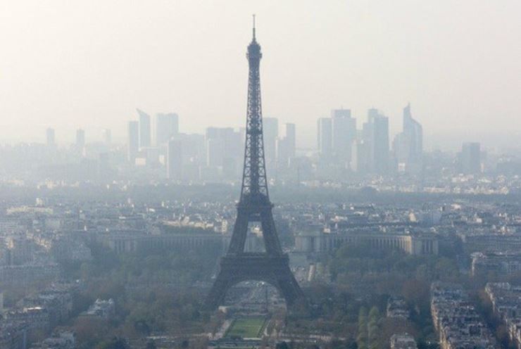 Bầu trời mờ mịt tại Paris (Pháp) do ô nhiễm bụi mịn.