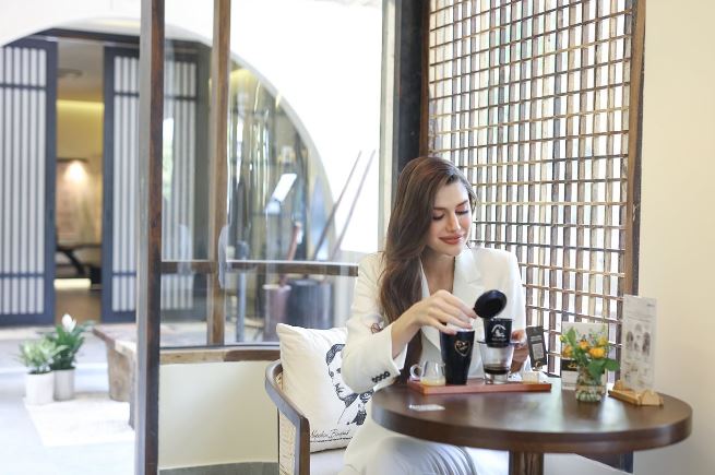 Hoa hậu Hòa bình Quốc tế Isabella Menin thưởng thức ly cà phê sữa đá - một trải nghiệm hấp dẫn về văn hóa cà phê Việt Nam khi 