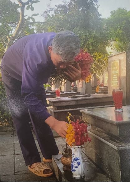 Anh Trần Hoàng Tâm là người luôn tích cực tham gia hoạt động quét dọn, vệ sinh khuôn viên Nghĩa trang Liệt sĩ huyện Củ Chi.