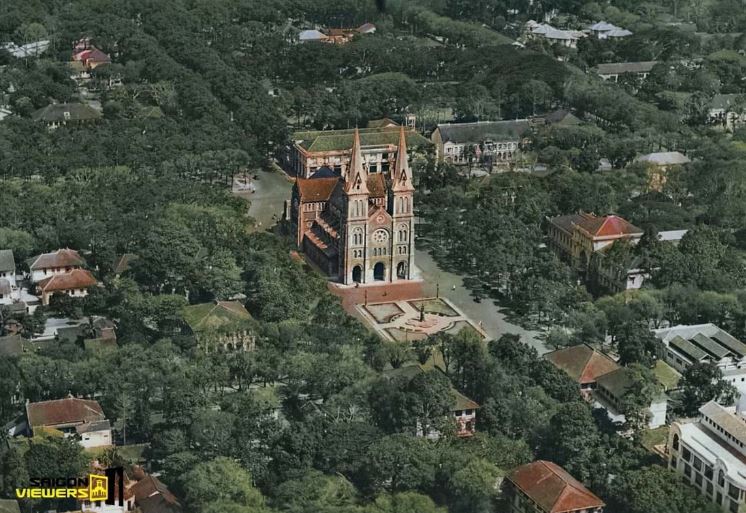 Nhìn vào bức không ảnh dễ nhận ra nhà thờ Đức Bà - công trình biểu tượng hàng đầu của Sài Gòn xưa và TP.HCM ngày nay, cùng với đó là cây cối phủ khắp khu vực trung tâm thành phố. 