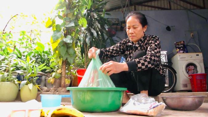 Phụ nữ huyện Ứng Hòa tự làm chế phẩm sinh học để xử lý rác hữu cơ tại nhà. 