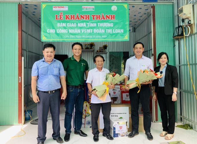 Lãnh đạo Công ty CP Đô thị Cần Thơ tặng hoa cảm ơn VPĐD Tạp chí Môi trường & Đô thị Việt Nam tại TP.HCM