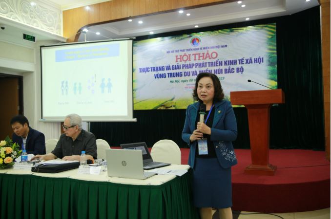 GS.TS. BS. Lê Thị Hợp, nguyên Viện Trưởng Viện Dinh dưỡng Quốc Gia, Chủ tịch Hội Nữ trí thức Việt Nam tham luận